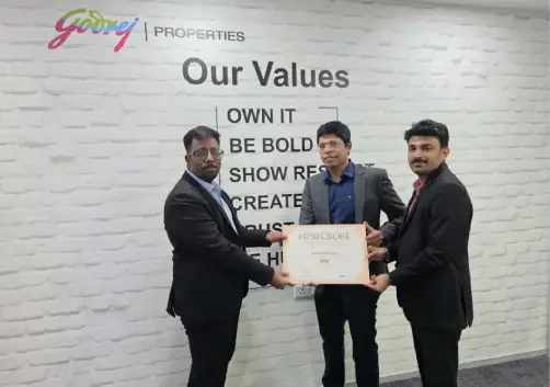 Mr Zain receiving Godrej Properties felicitatation